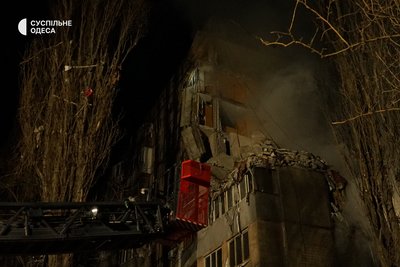 Пошкоджена багатоповерхівка Пошкоджена багатоповерхівка