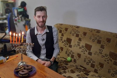 Палять свічки, готують деруни, грають у дрейдл. На Кіровоградщині євреї святкують Хануку Палять свічки, готують деруни, грають у дрейдл. На Кіровоградщині євреї святкують Хануку