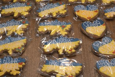 Родина з Харкова пече патріотичні пряники для військових Родина з Харкова пече патріотичні пряники для військових