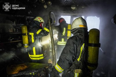 В Одесі горіла квартира: врятували двох людей В Одесі горіла квартира: врятували двох людей