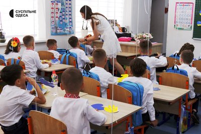 "Перше вересня без квітів": в Одесі школярі та батьки долучилися до акції на підтримку ЗСУ "Перше вересня без квітів": в Одесі школярі та батьки долучилися до акції на підтримку ЗСУ