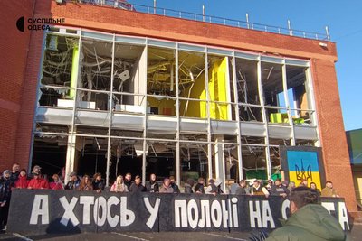 Люди вийшли відновлювати надпис про військовополонених на будівлі, зруйнованій під час російської атаки Люди вийшли відновлювати надпис про військовополонених на будівлі, зруйнованій під час російської атаки