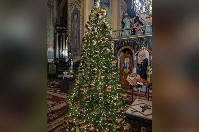 Ялинка, яку прикрасили іграшками з вишивкою Ялинка, яку прикрасили іграшками з вишивкою