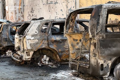 Згорілі автівки та пошкоджені будинки в центрі Одеси: фото наслідків нічної атаки Згорілі автівки та пошкоджені будинки в центрі Одеси: фото наслідків нічної атаки