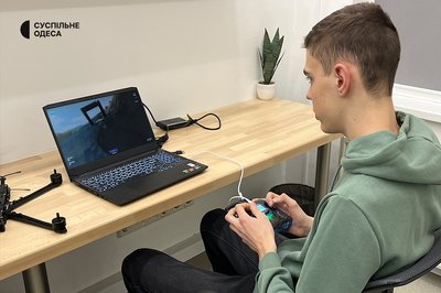Симулятори та смуги перешкод: як в Одесі вчать керувати FPV-дронами Симулятори та смуги перешкод: як в Одесі вчать керувати FPV-дронами