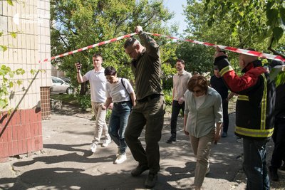 Віталій Кличко на місці падіння уламків російської ракети в Деснянському районі Києва, 1 червня 2023 року Віталій Кличко на місці падіння уламків російської ракети в Деснянському районі Києва, 1 червня 2023 року