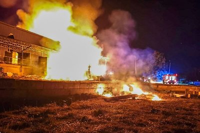 Пожежа на поштовому відділенні у Лозовій після російського удару, 22 серпня 2026 року Пожежа на поштовому відділенні у Лозовій після російського удару, 22 серпня 2026 року