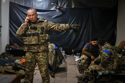 Командувач Сухопутних військ Збройних сил України генерал-полковник Олександр Сирський дає вказівки в укритті в Соледарі, Донеччина, січень 2023 року.