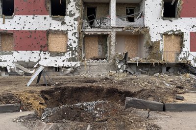 Вирва від російського БпЛА перед багатоповерхівкою після масованої російської атаки безпілотниками, Харків, 27 березня 2025 року Вирва від російського БпЛА перед багатоповерхівкою після масованої російської атаки безпілотниками, Харків, 27 березня 2025 року