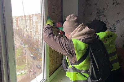 У Сумах ліквідовують наслідки російської атаки 13 грудня У Сумах ліквідовують наслідки російської атаки 13 грудня