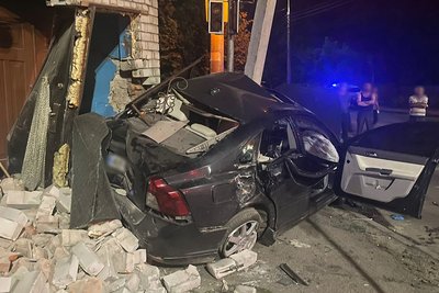 У середмісті Житомира легковик в'їхав у будинок: є загиблий та травмовані У середмісті Житомира легковик в'їхав у будинок: є загиблий та травмовані