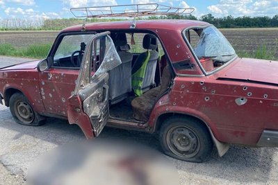 Автівка, поблизу якої влучив російський безпілотник, Богодухівський район, 5 червня 2026 року Автівка, поблизу якої влучив російський безпілотник, Богодухівський район, 5 червня 2026 року
