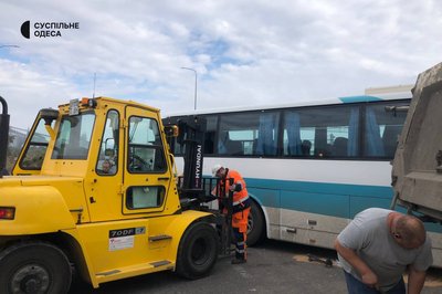 На Одещині в автобус в'їхала вантажівка: 17 поранених На Одещині в автобус в'їхала вантажівка: 17 поранених