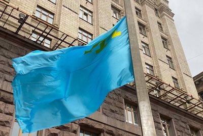 У Києві підняли кримськотатарський прапор У Києві підняли кримськотатарський прапор