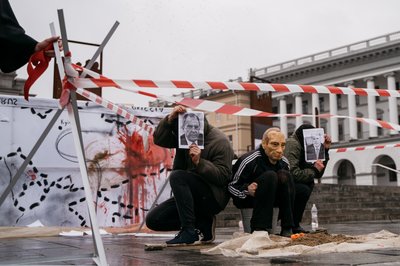 У Києві організували перформанс, присвячений 10-м роковинам російсько-української війни У Києві організували перформанс, присвячений 10-м роковинам російсько-української війни