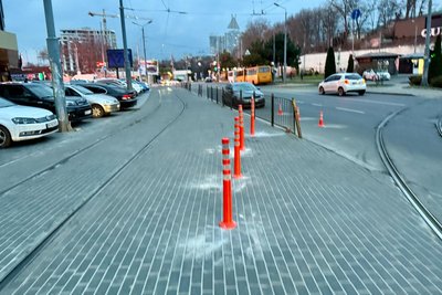 В Одесі встановили антипаркувальні стовпчики біля ТЦ "Гагарін плаза"