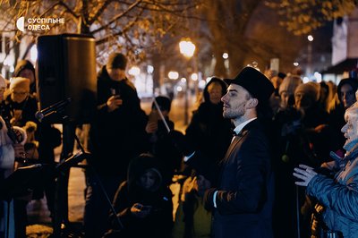 У центрі Одеси відкрили новорічну ялинку