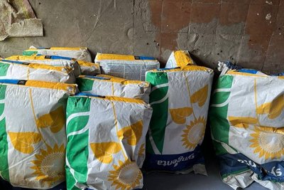 Мішки з продукцією агропідприємства, яке, за даними слідства, обкрадали підозрювані, Богодухівський район, Харківська область, серпень 2023 року. Фото: Харківська обласна прокуратура Мішки з продукцією агропідприємства, яке, за даними слідства, обкрадали підозрювані, Богодухівський район, Харківська область, серпень 2023 року. Фото: Харківська обласна прокуратура