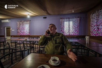 Місцеві віряни готують для солдатів обід у маленькій їдальні біля церкви, там же обідає і пастор, грудень 2022 року. Місцеві віряни готують для солдатів обід у маленькій їдальні біля церкви, там же обідає і пастор, грудень 2022 року.