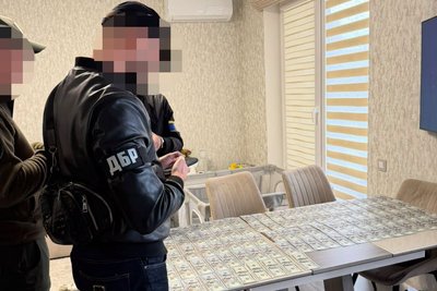 Від 10 до 19 тисяч доларів США за незаконний виїзд: ДБР викрило прикордонника на Волині Від 10 до 19 тисяч доларів США за незаконний виїзд: ДБР викрило прикордонника на Волині
