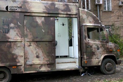 Пересувний стоматкабінет, який використовують для лікування на фронті Пересувний стоматкабінет, який використовують для лікування на фронті