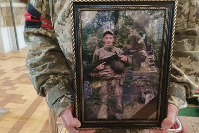У Луцьку попрощалися із 31-річним бійцем Максимом Омельчуком У Луцьку попрощалися із 31-річним бійцем Максимом Омельчуком