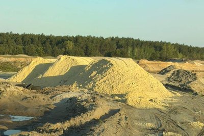 Пісок, який незаконно видобували у карʼєрі на Харківщині