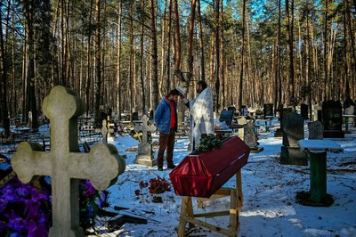 Церемонія перепоховання 75-річної жительки Ізюма Лідії Єфременко на кладовищі в Ізюмі, 8 лютого 2023 року. Пенсіонерка загинула 9 березня внаслідок російського удару по п'ятиповерхівці в центрі Ізюма. Церемонія перепоховання 75-річної жительки Ізюма Лідії Єфременко на кладовищі в Ізюмі, 8 лютого 2023 року. Пенсіонерка загинула 9 березня внаслідок російського удару по п'ятиповерхівці в центрі Ізюма.