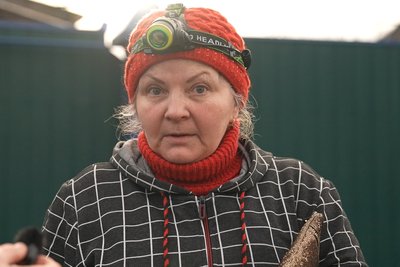 “Поки стіни стоять, є надія повернутись”: як жителі Краснопілля рятують майно під загрозою обстрілів “Поки стіни стоять, є надія повернутись”: як жителі Краснопілля рятують майно під загрозою обстрілів