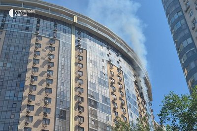 РФ атакувала Одесу: безпілотник влучив у багатоповерхівку РФ атакувала Одесу: безпілотник влучив у багатоповерхівку