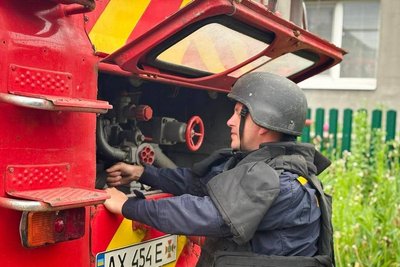 Рятувальник гасить пожежу, яка зайнялася через влучання дрона РФ у Великому Бурлуку Купʼянського району, 14 червня 2026 року Рятувальник гасить пожежу, яка зайнялася через влучання дрона РФ у Великому Бурлуку Купʼянського району, 14 червня 2026 року