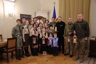 Пластуни та військові у Ратуші Пластуни та військові у Ратуші