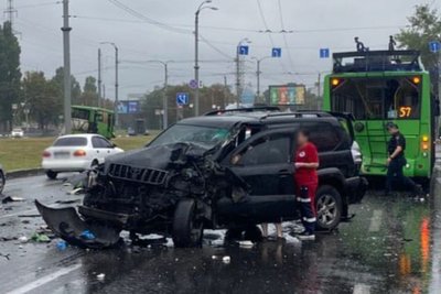 У Харкові сталася ДТП з легковиком, автобусом і тролейбусом: 11 людей постраждали, серед них — вагітна У Харкові сталася ДТП з легковиком, автобусом і тролейбусом: 11 людей постраждали, серед них — вагітна