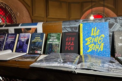 Фотографії, книжки та мистецька інсталяція про Маріуполь — у Житомирі відкрили виставку "Вежа: кроки пам’яті" Фотографії, книжки та мистецька інсталяція про Маріуполь — у Житомирі відкрили виставку "Вежа: кроки пам’яті"