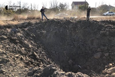 Вирва, яка утворилася після ранкової атаки російської армії Вирва, яка утворилася після ранкової атаки російської армії