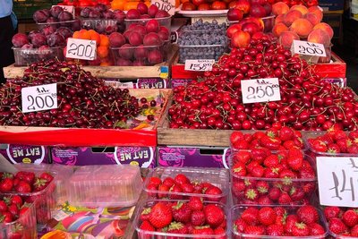 На Житньому ринку в Житомирі черешня коштує до 250 гривень за кілог-рам На Житньому ринку в Житомирі черешня коштує до 250 гривень за кілог-рам