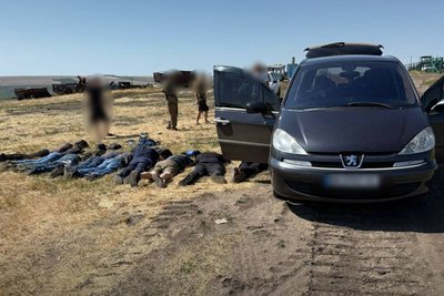 Тисячі доларів за втечу: на Одещині затримали авто з чоловіками біля держкордону Тисячі доларів за втечу: на Одещині затримали авто з чоловіками біля держкордону