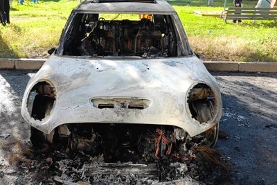 Авто, яке за даними слідства, підпалила 17-річн жителька Харкова Авто, яке за даними слідства, підпалила 17-річн жителька Харкова