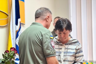 У Житомирі рідним полеглих захисників України передали ордени "За мужність" У Житомирі рідним полеглих захисників України передали ордени "За мужність"