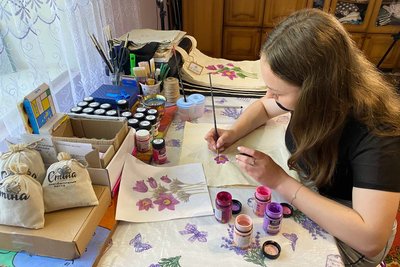 Дбає про екологію та донатить: 19-річна вінничанка шиє екоторби та допомагає армії Дбає про екологію та донатить: 19-річна вінничанка шиє екоторби та допомагає армії