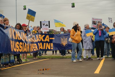В Анкориджі проходить проукраїнська акція під час зустрічі Трампа і Путіна В Анкориджі проходить проукраїнська акція під час зустрічі Трампа і Путіна