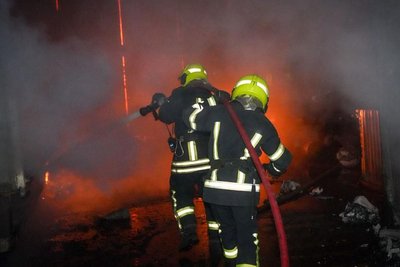 Нічна атака дронами на Одесу: пожежа на складі, жертв немає Нічна атака дронами на Одесу: пожежа на складі, жертв немає