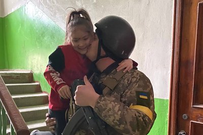Для побратимів тата зібрала 110 тисяч гривень. Історія дев'ятирічної Софії Клименко з Маріуполя, яка живе у Дніпрі Для побратимів тата зібрала 110 тисяч гривень. Історія дев'ятирічної Софії Клименко з Маріуполя, яка живе у Дніпрі