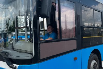 Замість ножиць – кермо. Наталія з Краматорська стала водійкою тролейбуса у Вінниці. ВТК шукає водіїв