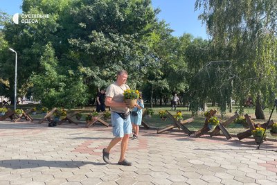 Чорнобривці та протитанкові їжі: в Одесі створили інсталяцію, присвячену дітям, яких вбила російська армія Чорнобривці та протитанкові їжі: в Одесі створили інсталяцію, присвячену дітям, яких вбила російська армія