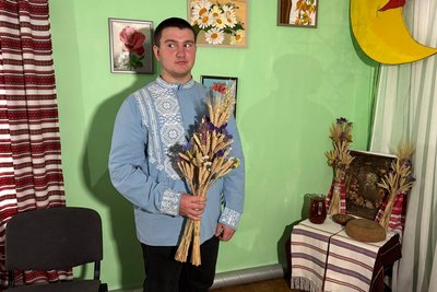 "Символ Рідзва" — у громаді на Житомирщині ліцеїстів навчали плести солом'яні дідухи "Символ Рідзва" — у громаді на Житомирщині ліцеїстів навчали плести солом'яні дідухи