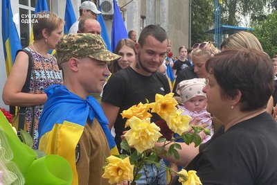 "Ми його дуже довго чекали": на Одещині зустріли нацгвардійця, звільненого з російського полону "Ми його дуже довго чекали": на Одещині зустріли нацгвардійця, звільненого з російського полону