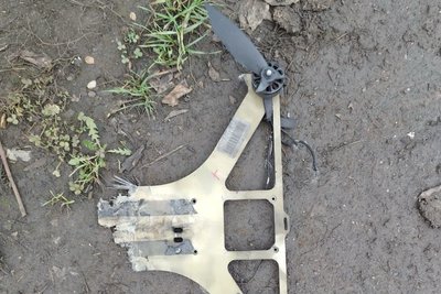 Уламок від дрона, яким росіяни атакували Золочів 30 листопада 2025 року Уламок від дрона, яким росіяни атакували Золочів 30 листопада 2025 року