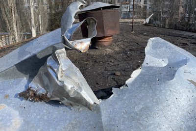 Херсон, уламок від російського снаряда на даху школи Херсон, уламок від російського снаряда на даху школи