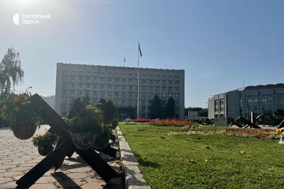 Чорнобривці та протитанкові їжі: в Одесі створили інсталяцію, присвячену дітям, яких вбила російська армія Чорнобривці та протитанкові їжі: в Одесі створили інсталяцію, присвячену дітям, яких вбила російська армія